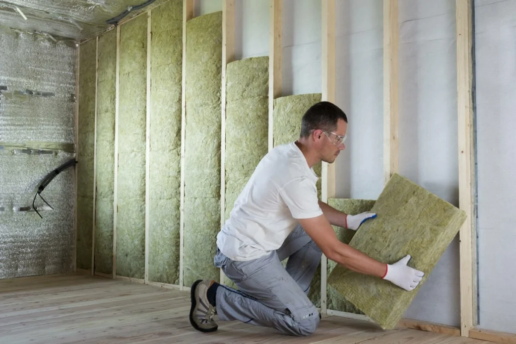 Installation d'isolants thermiques dans une construction