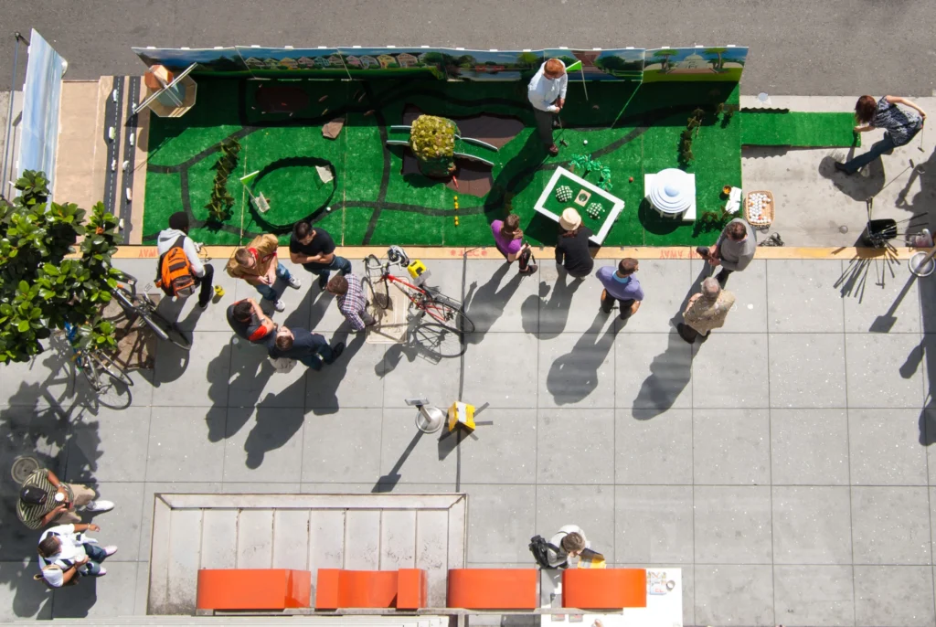 Citoyens participant à une réunion d'aménagement urbain participatif