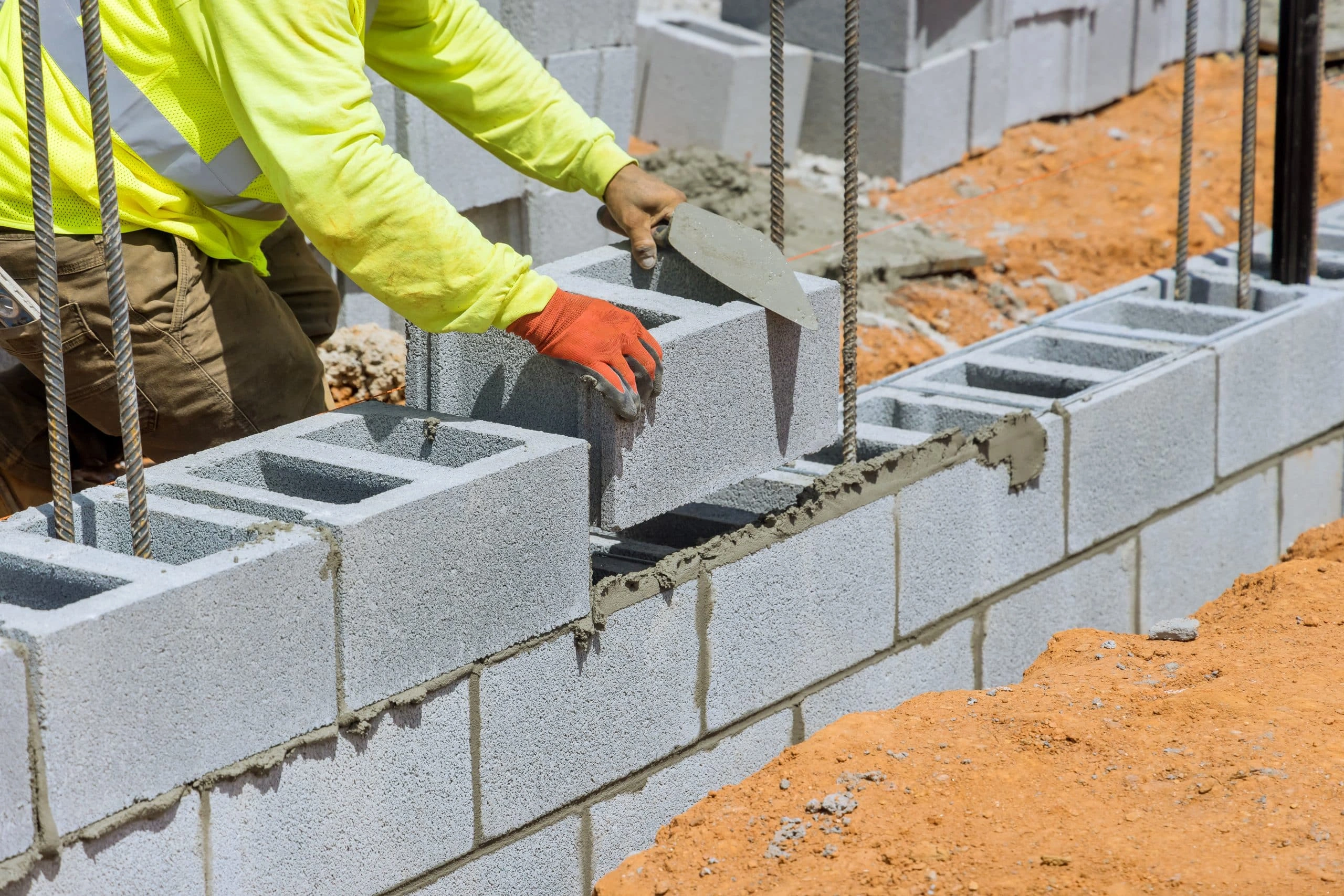 Découpe facile d’un bloc de béton cellulaire sur un chantier
