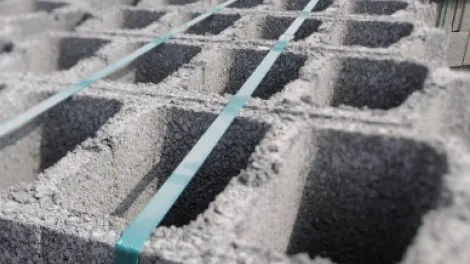 Blocs béton gris empilés sur une plateforme de construction