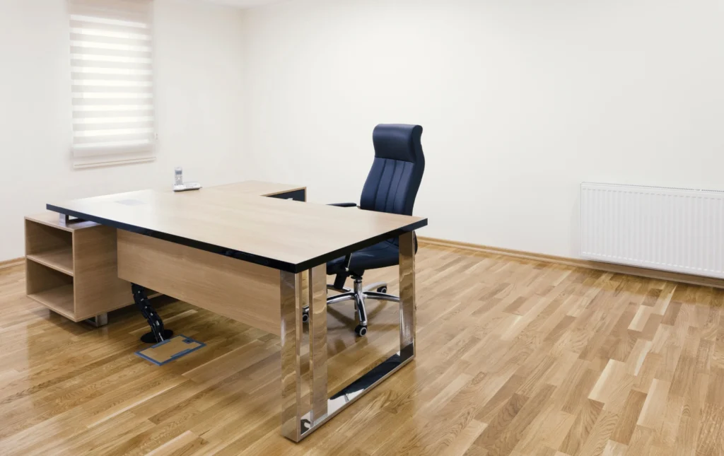 Espace de télétravail intégré dans un logement bien pensé.