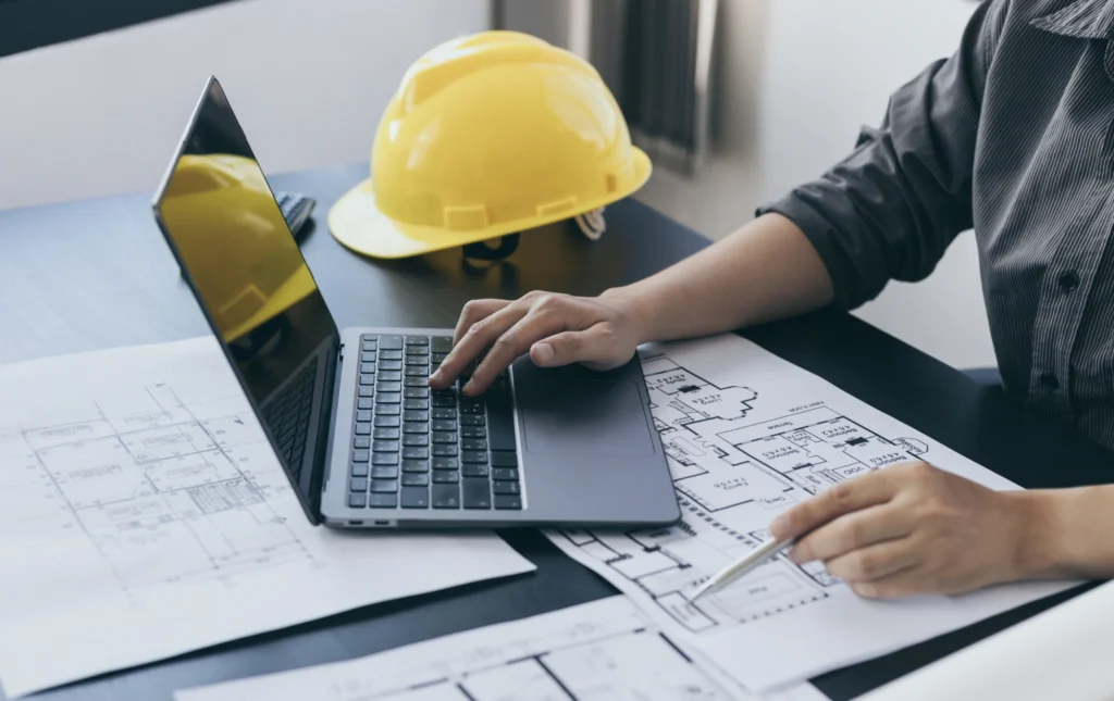 Réunion de conception entre professionnels autour d’un plan de bâtiment écologique