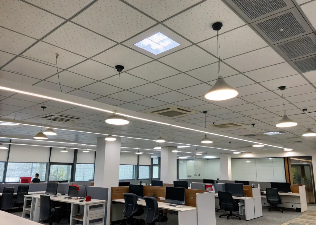 Faux plafond acoustique dans un bureau pour absorber le bruit