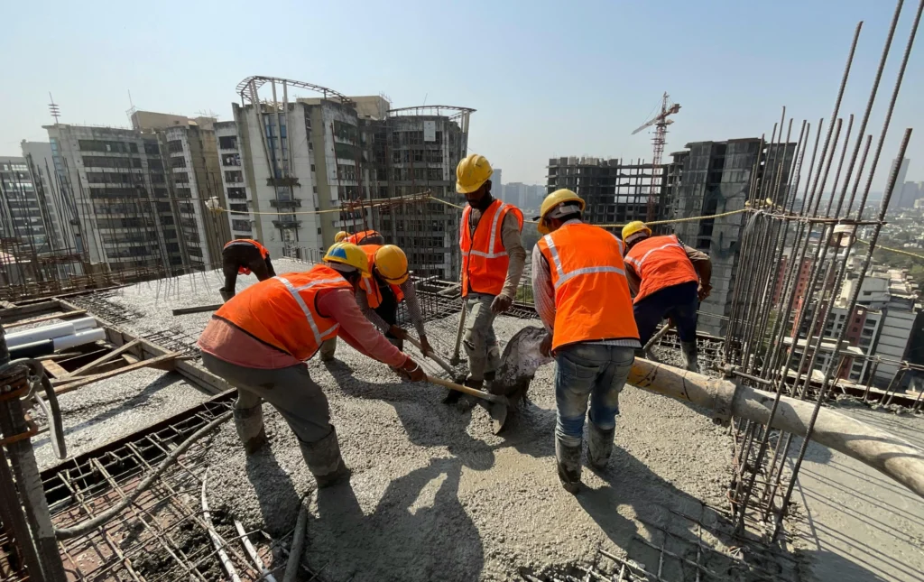 Ouvriers de construction en équipe sur un grand chantier.