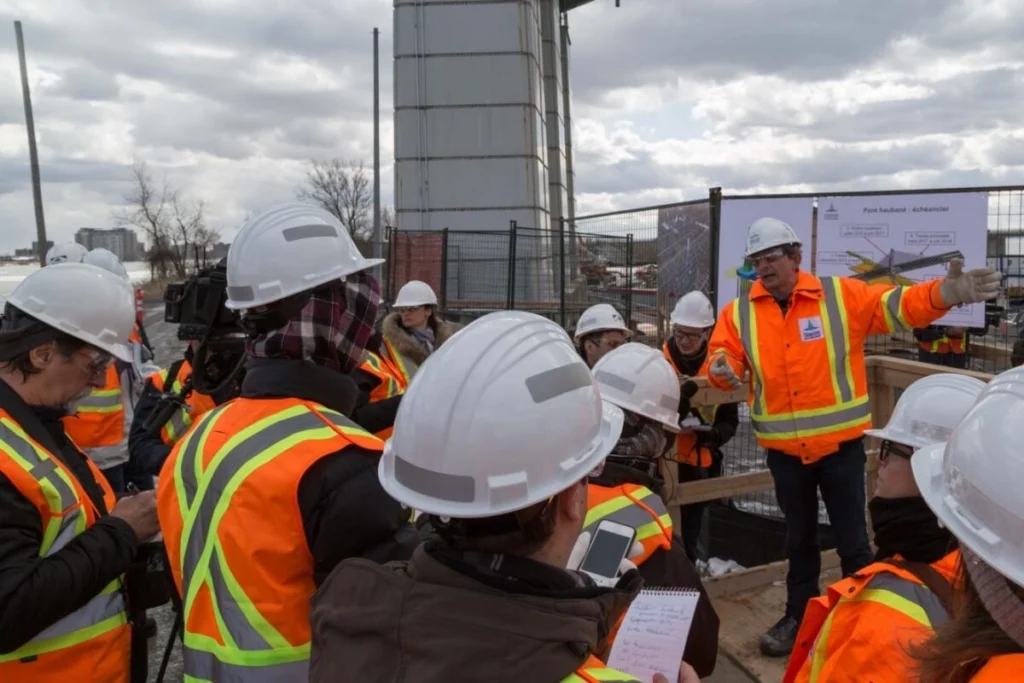 Équipe de construction en formation sur site.
