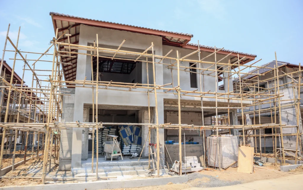 Chantier de construction avec ouvriers qualifiés.