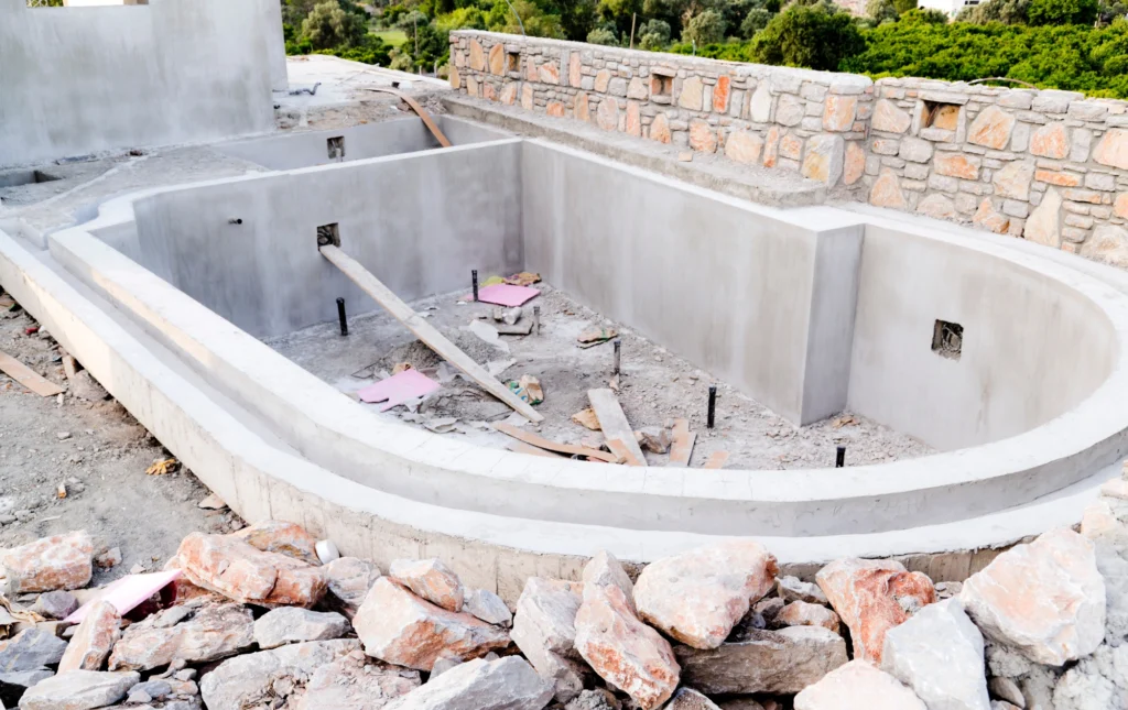 Travaux de terrassement pour construction de piscine.