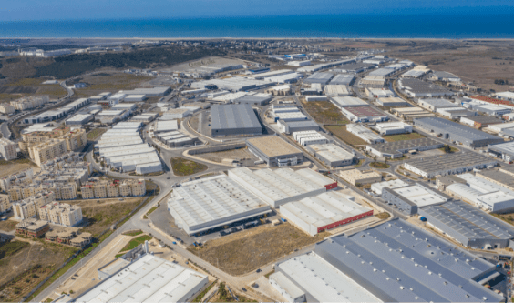 Vue d’ensemble d’une zone industrielle moderne à Tanger Free Zone.