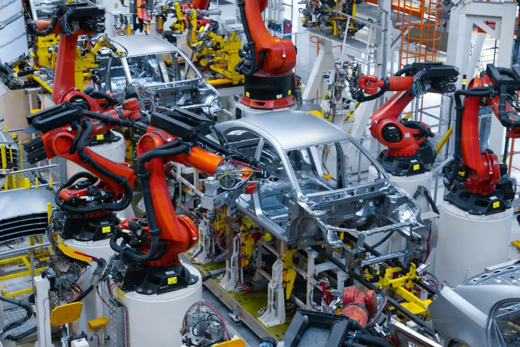 Usine automobile implantée dans une zone industrielle moderne.